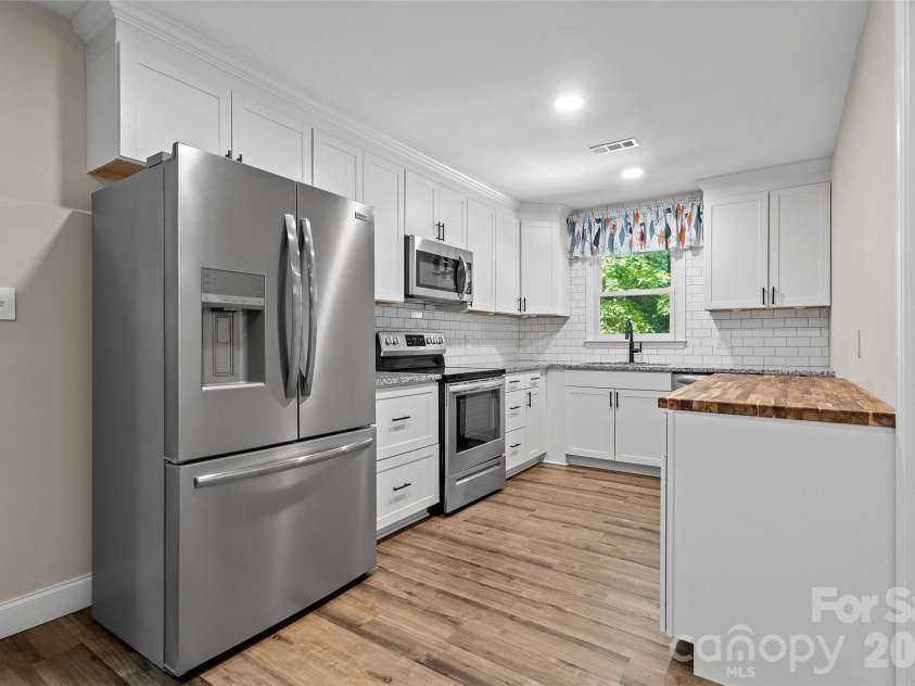 317 Jackson Place, Matthews, NC 28104.  MLS# CAR4398222, YatesRealty ID 35332. 