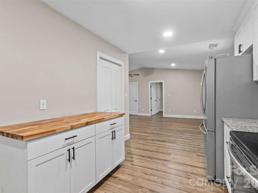 317 Jackson Place, Matthews, NC 28104.  MLS# CAR4398222, YatesRealty ID 35332. 