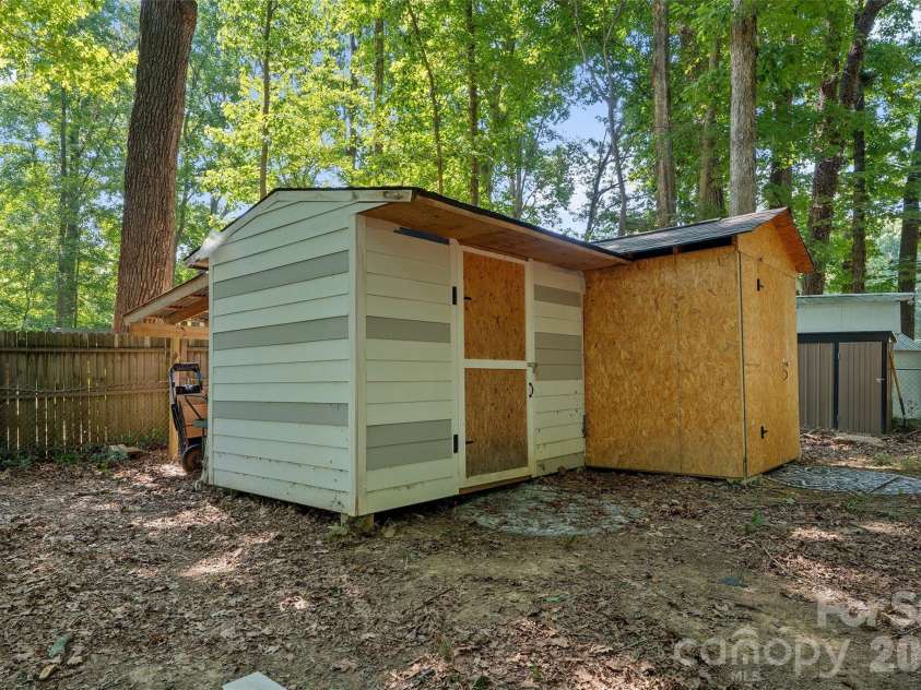 317 Jackson Place, Matthews, NC 28104.  MLS# CAR4398222, YatesRealty ID 35332. 