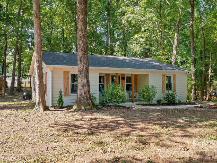317 Jackson Place, Matthews, NC 28104.  MLS# CAR4398222, YatesRealty ID 35332. 
