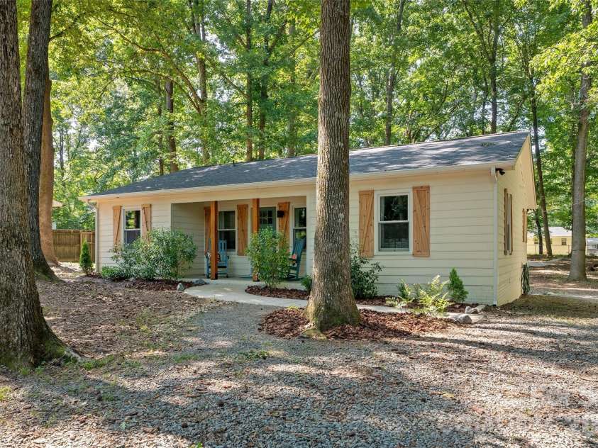 317 Jackson Place, Matthews, NC 28104.  MLS# CAR4398222, YatesRealty ID 35332. 