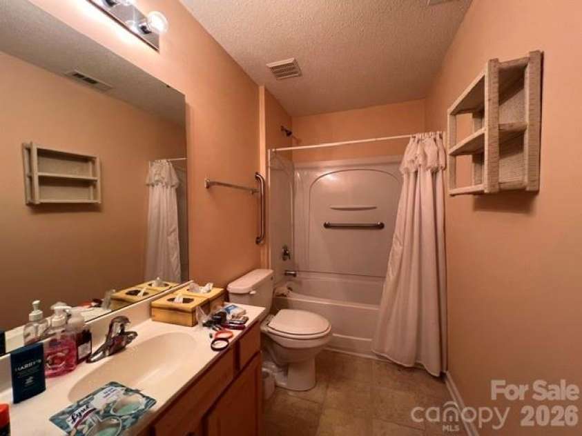 5121 Magnolia Tree Lane, Charlotte, NC 28215.  MLS# CAR4397167, YatesRealty ID 35333. Bath Rm