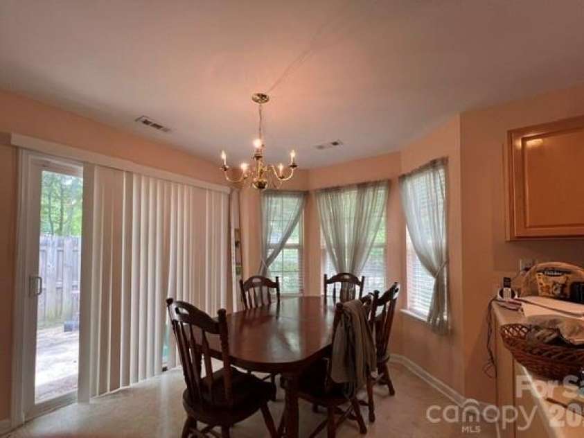 5121 Magnolia Tree Lane, Charlotte, NC 28215.  MLS# CAR4397167, YatesRealty ID 35333. Dining Rm