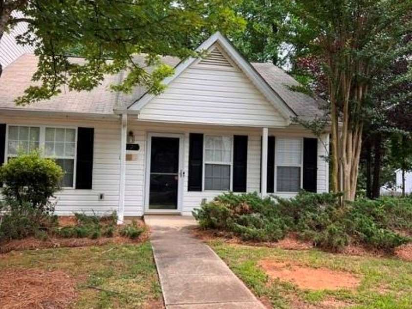 5121 Magnolia Tree Lane, Charlotte, NC 28215.  MLS# CAR4397167, YatesRealty ID 35333. Front Entry