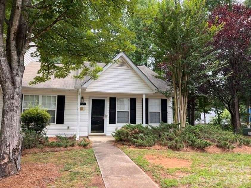5121 Magnolia Tree Lane, Charlotte, NC 28215.  MLS# CAR4397167, YatesRealty ID 35333. Front Entry