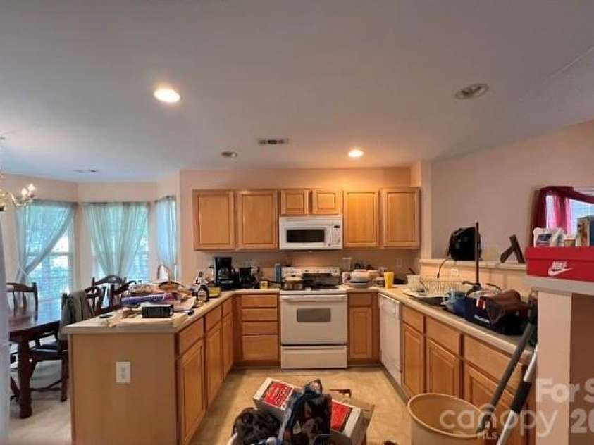 5121 Magnolia Tree Lane, Charlotte, NC 28215.  MLS# CAR4397167, YatesRealty ID 35333. Kitchen