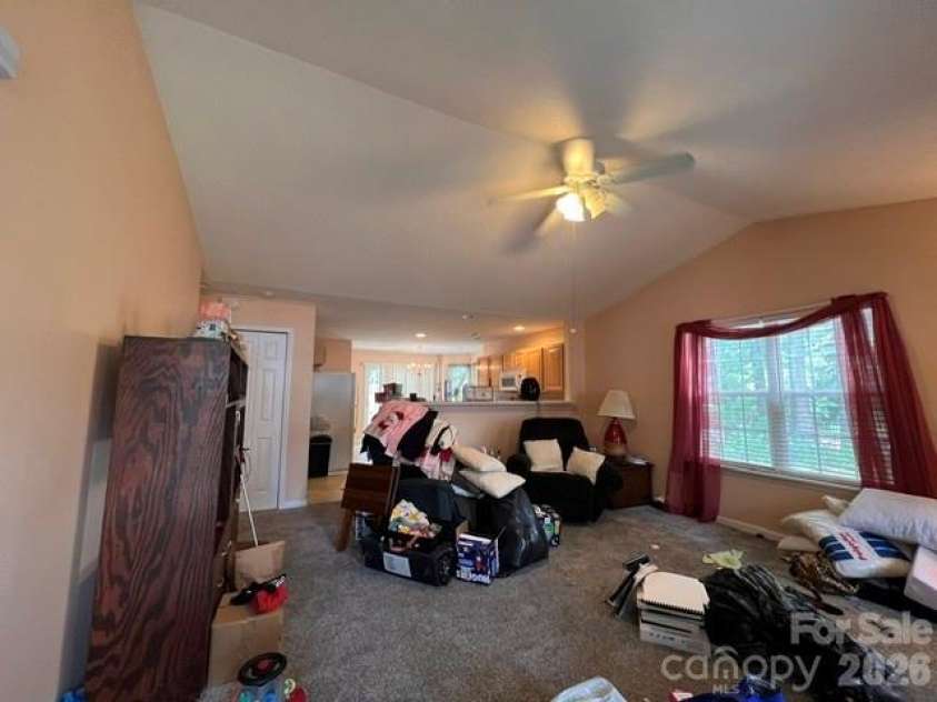 5121 Magnolia Tree Lane, Charlotte, NC 28215.  MLS# CAR4397167, YatesRealty ID 35333. Living Rm