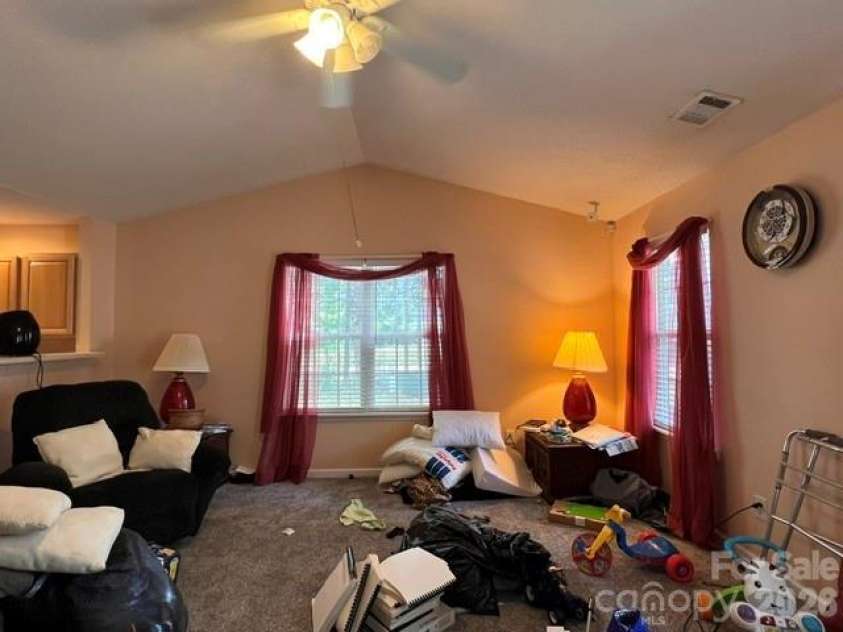 5121 Magnolia Tree Lane, Charlotte, NC 28215.  MLS# CAR4397167, YatesRealty ID 35333. Living Rm