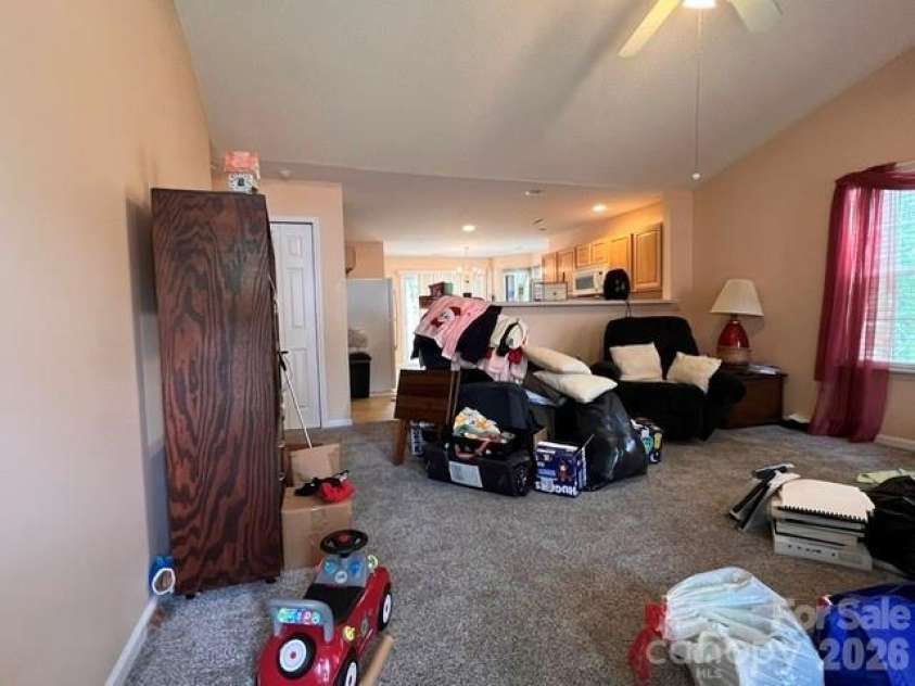 5121 Magnolia Tree Lane, Charlotte, NC 28215.  MLS# CAR4397167, YatesRealty ID 35333. Living Rm