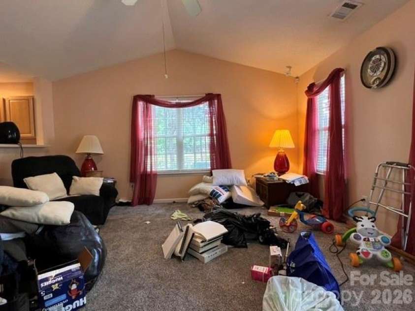 5121 Magnolia Tree Lane, Charlotte, NC 28215.  MLS# CAR4397167, YatesRealty ID 35333. Living Rm