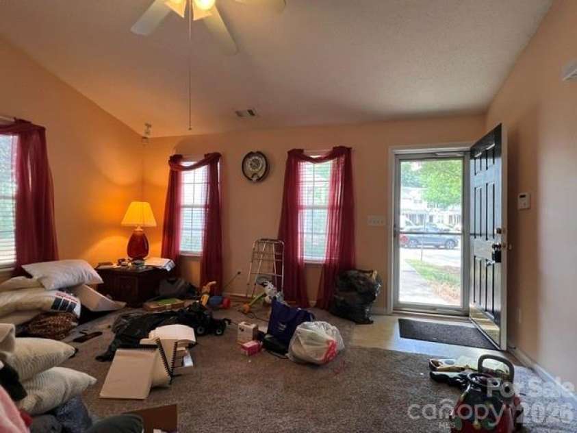 5121 Magnolia Tree Lane, Charlotte, NC 28215.  MLS# CAR4397167, YatesRealty ID 35333. Living Rm