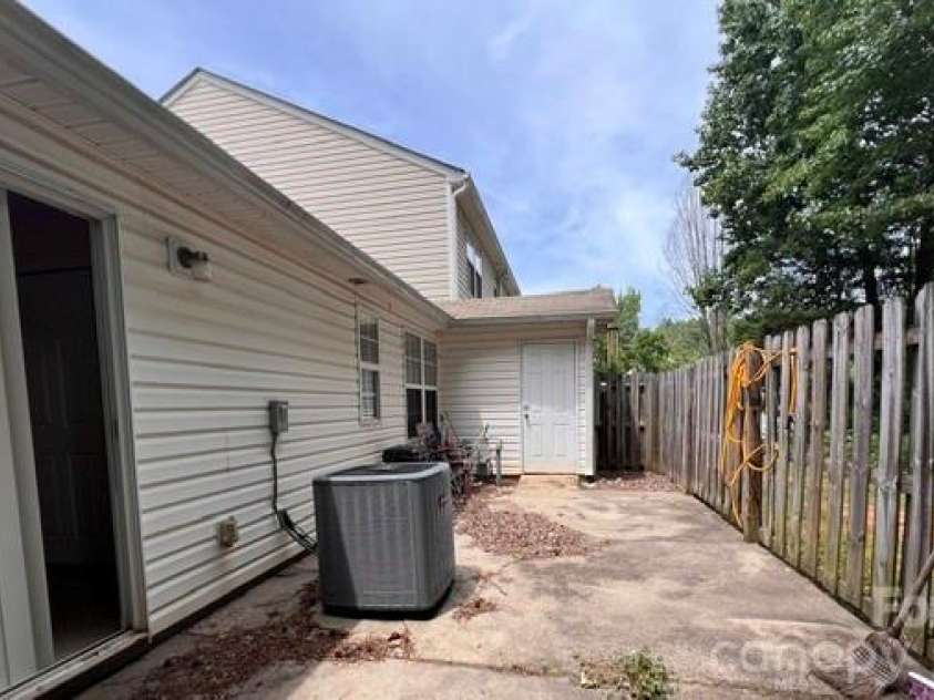 5121 Magnolia Tree Lane, Charlotte, NC 28215.  MLS# CAR4397167, YatesRealty ID 35333. Patio