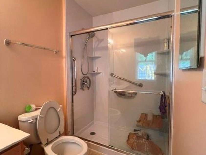 5121 Magnolia Tree Lane, Charlotte, NC 28215.  MLS# CAR4397167, YatesRealty ID 35333. Primary Bathroom