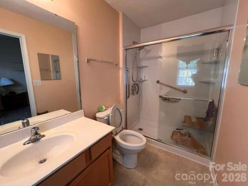 5121 Magnolia Tree Lane, Charlotte, NC 28215.  MLS# CAR4397167, YatesRealty ID 35333. Primary Bathroom
