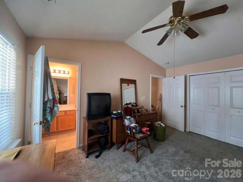 5121 Magnolia Tree Lane, Charlotte, NC 28215.  MLS# CAR4397167, YatesRealty ID 35333. Primary Bedroom/Bath