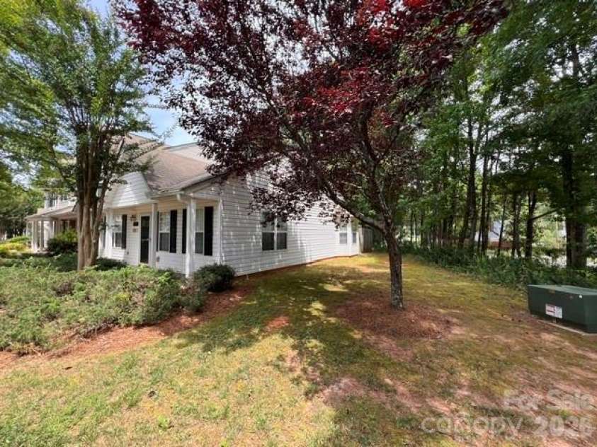 5121 Magnolia Tree Lane, Charlotte, NC 28215.  MLS# CAR4397167, YatesRealty ID 35333. Side Yard