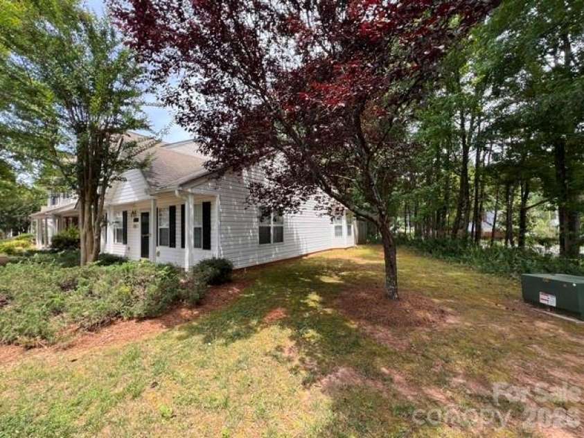 5121 Magnolia Tree Lane, Charlotte, NC 28215.  MLS# CAR4397167, YatesRealty ID 35333. Side Yard