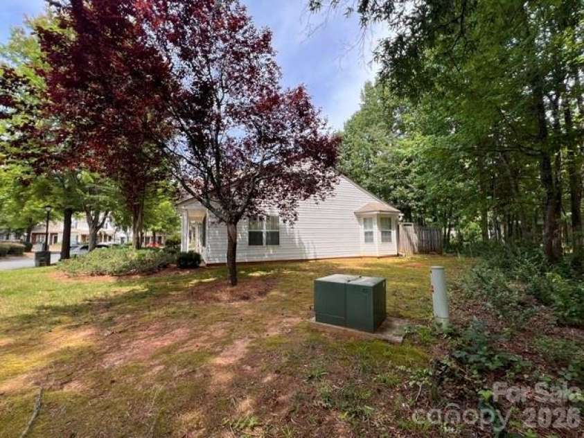 5121 Magnolia Tree Lane, Charlotte, NC 28215.  MLS# CAR4397167, YatesRealty ID 35333. Side Yard
