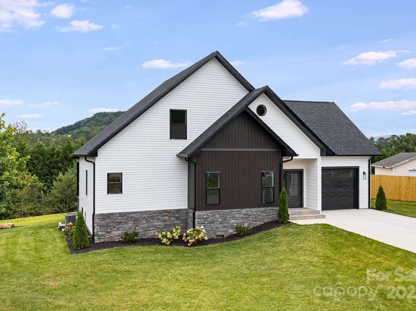 38 Red Laurel Court, Hendersonville, NC 28792.  MLS# CAR4296389, YatesRealty ID 35334. 