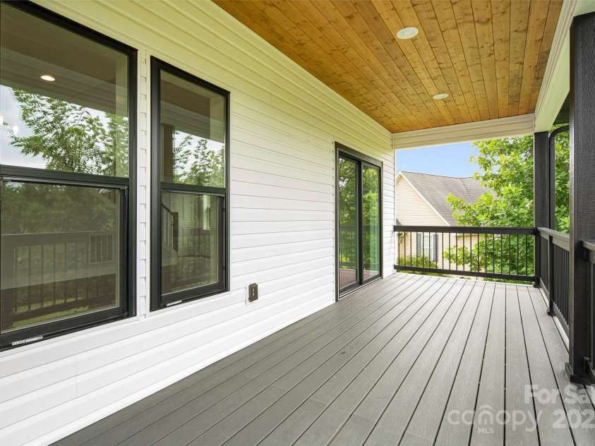 38 Red Laurel Court, Hendersonville, NC 28792.  MLS# CAR4296389, YatesRealty ID 35334. 