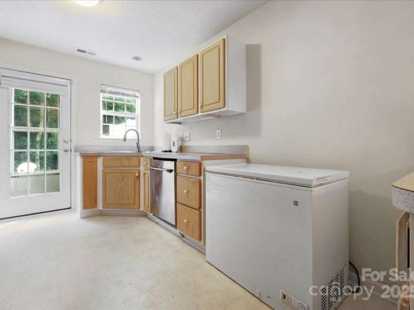 2006 Bluff View, Winston Salem, NC 27127.  MLS# CAR4291570, YatesRealty ID 35335. 