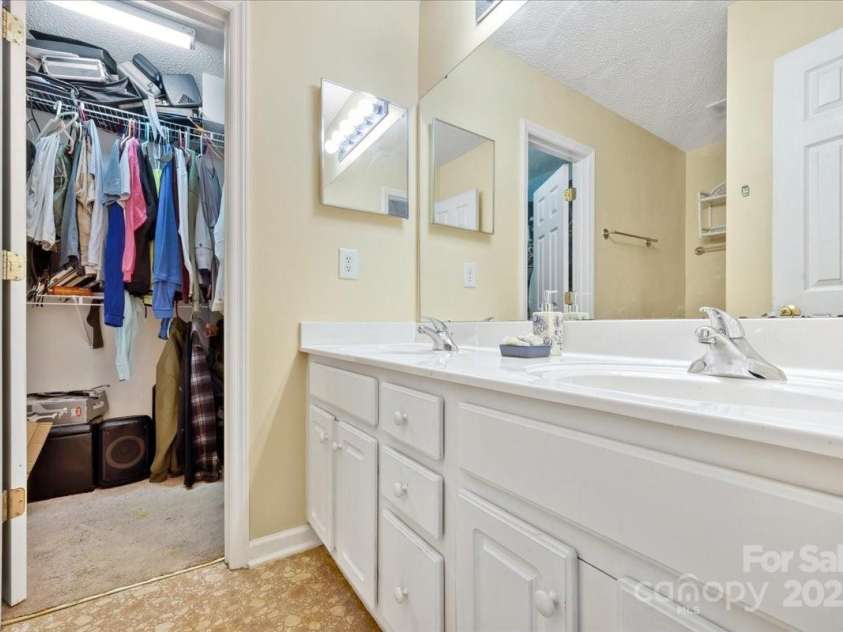 2006 Bluff View, Winston Salem, NC 27127.  MLS# CAR4291570, YatesRealty ID 35335. 