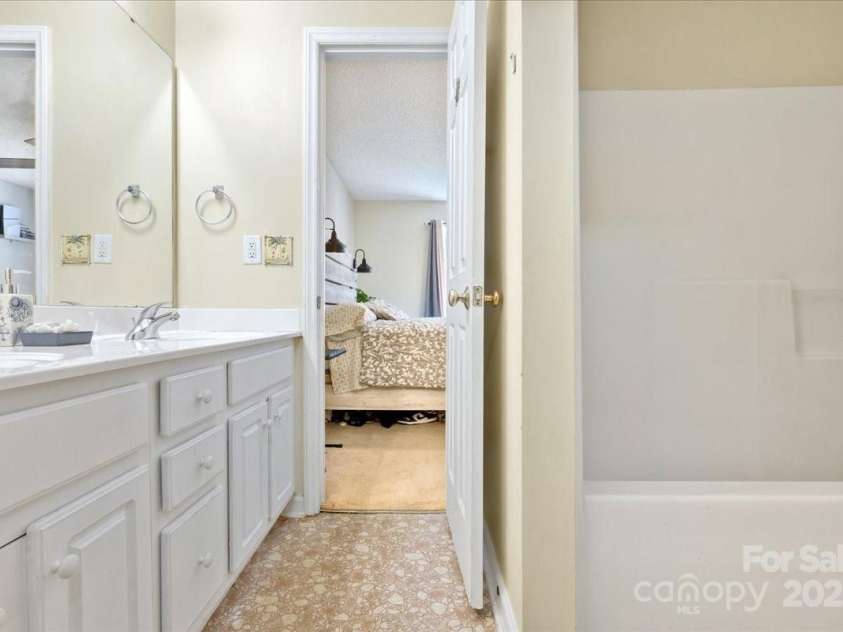 2006 Bluff View, Winston Salem, NC 27127.  MLS# CAR4291570, YatesRealty ID 35335. 