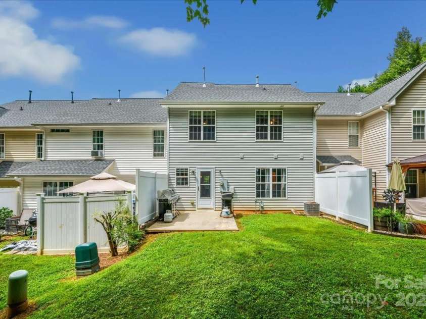 2006 Bluff View, Winston Salem, NC 27127.  MLS# CAR4291570, YatesRealty ID 35335. 