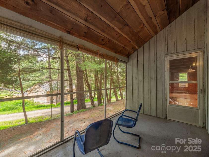 10 Beaverdam Knoll Road, Asheville, NC 28804.  MLS# CAR4297568, YatesRealty ID 35336. 