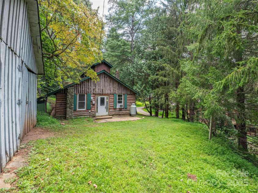 10 Beaverdam Knoll Road, Asheville, NC 28804.  MLS# CAR4297568, YatesRealty ID 35336. 