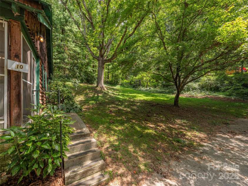10 Beaverdam Knoll Road, Asheville, NC 28804.  MLS# CAR4297568, YatesRealty ID 35336. 