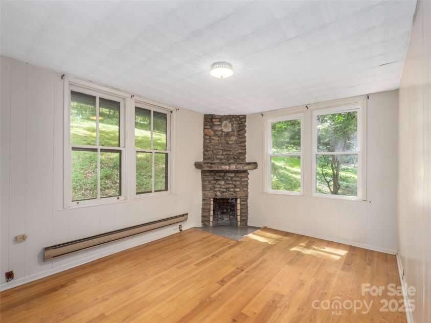 10 Beaverdam Knoll Road, Asheville, NC 28804.  MLS# CAR4297568, YatesRealty ID 35336. 