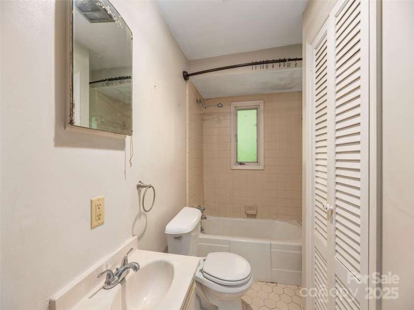 10 Beaverdam Knoll Road, Asheville, NC 28804.  MLS# CAR4297568, YatesRealty ID 35336. 