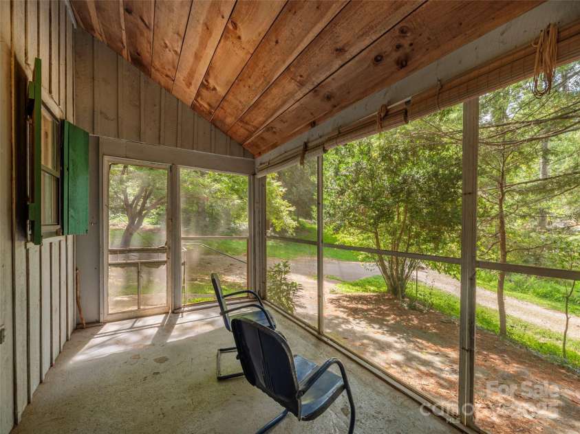10 Beaverdam Knoll Road, Asheville, NC 28804.  MLS# CAR4297568, YatesRealty ID 35336. Screened porch Super nice spot!