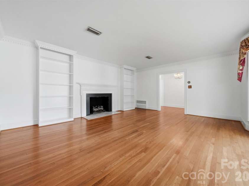 521 5th Street, Hickory, NC 28601.  MLS# CAR4399918, YatesRealty ID 35339. Built ins make every room special!