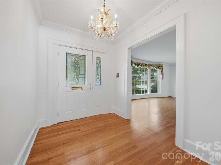 521 5th Street, Hickory, NC 28601.  MLS# CAR4399918, YatesRealty ID 35339. Grand entry way!