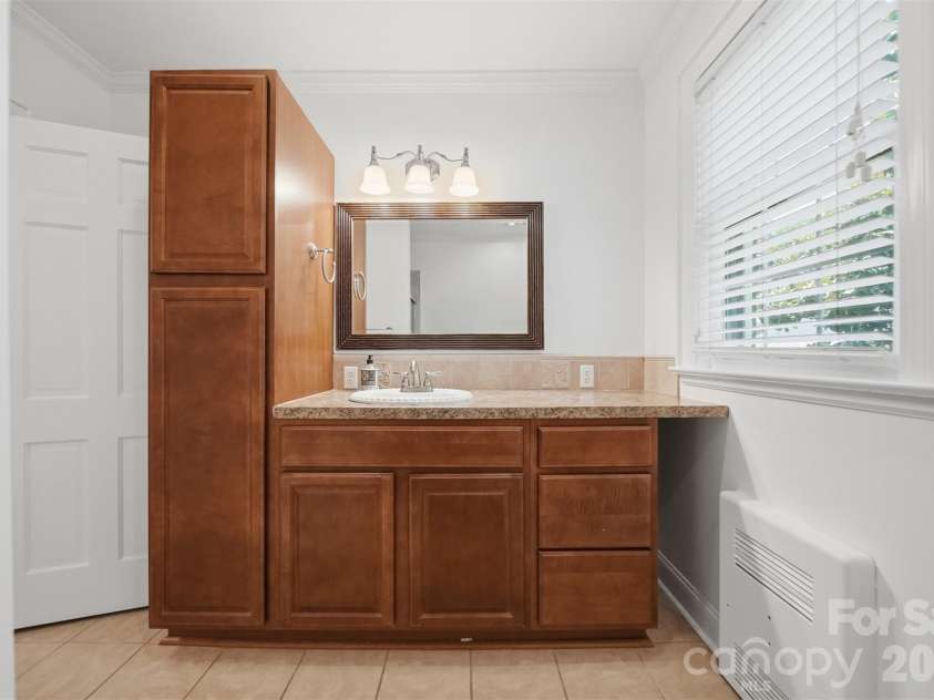 521 5th Street, Hickory, NC 28601.  MLS# CAR4399918, YatesRealty ID 35339. Hall/guest bath