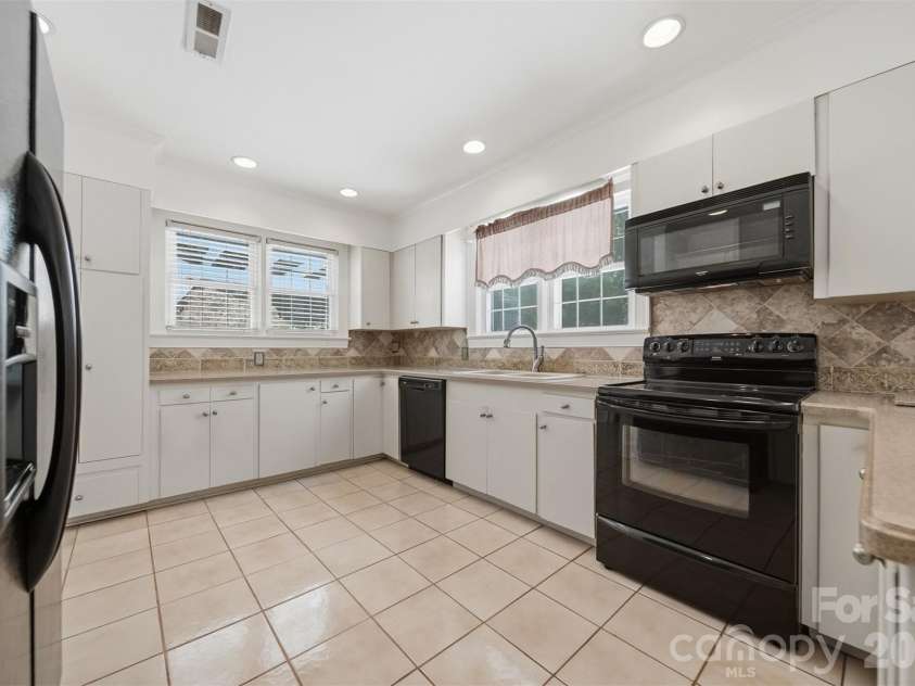 521 5th Street, Hickory, NC 28601.  MLS# CAR4399918, YatesRealty ID 35339. Kitchen - clean and bright!