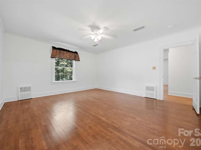 521 5th Street, Hickory, NC 28601.  MLS# CAR4399918, YatesRealty ID 35339. Large Primary bedroom!