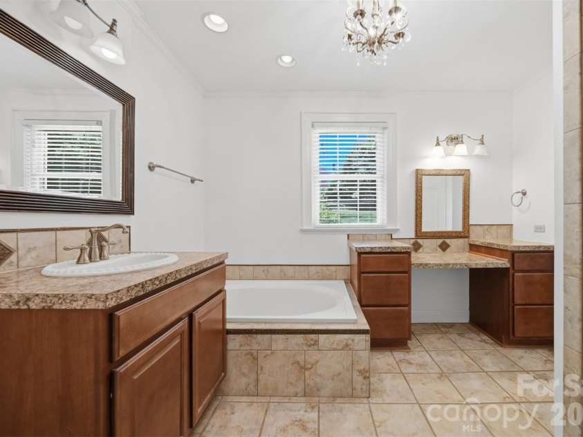 521 5th Street, Hickory, NC 28601.  MLS# CAR4399918, YatesRealty ID 35339. Primary bath with a nice big tub!