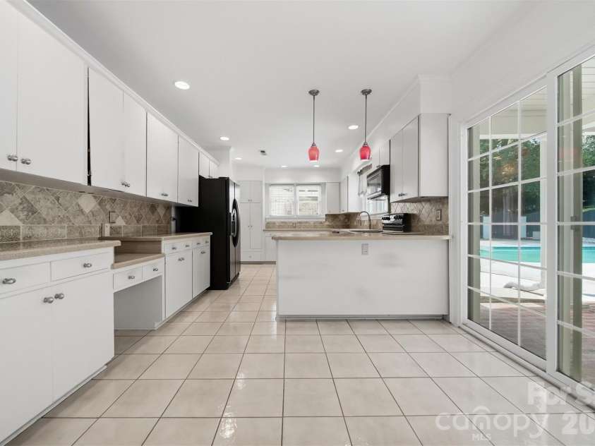 521 5th Street, Hickory, NC 28601.  MLS# CAR4399918, YatesRealty ID 35339. So much cabinet space in the kitchen!