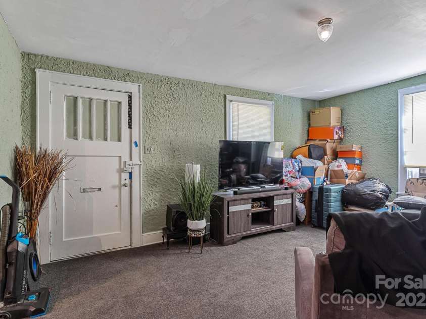 114 Norwood Drive, Charlotte, NC 28208.  MLS# CAR4297084, YatesRealty ID 35340. 
