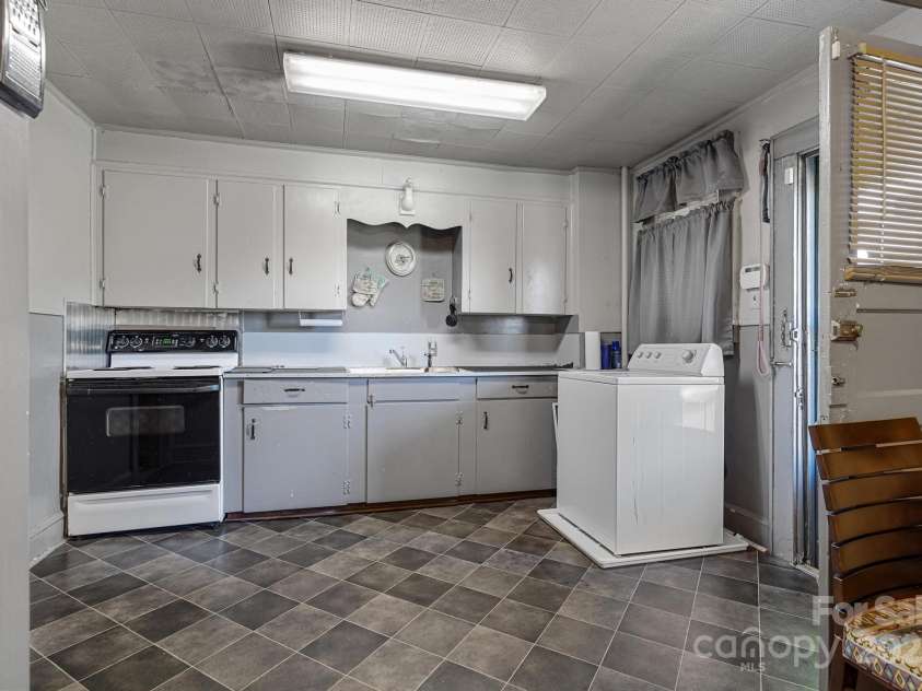 114 Norwood Drive, Charlotte, NC 28208.  MLS# CAR4297084, YatesRealty ID 35340. 
