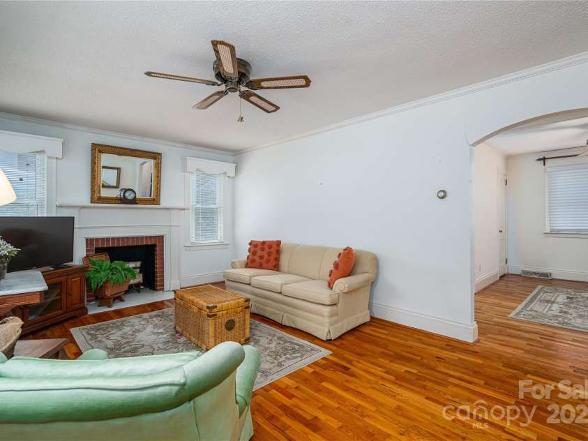 701 State Street, Lincolnton, NC 28092.  MLS# CAR4295048, YatesRealty ID 35344. 