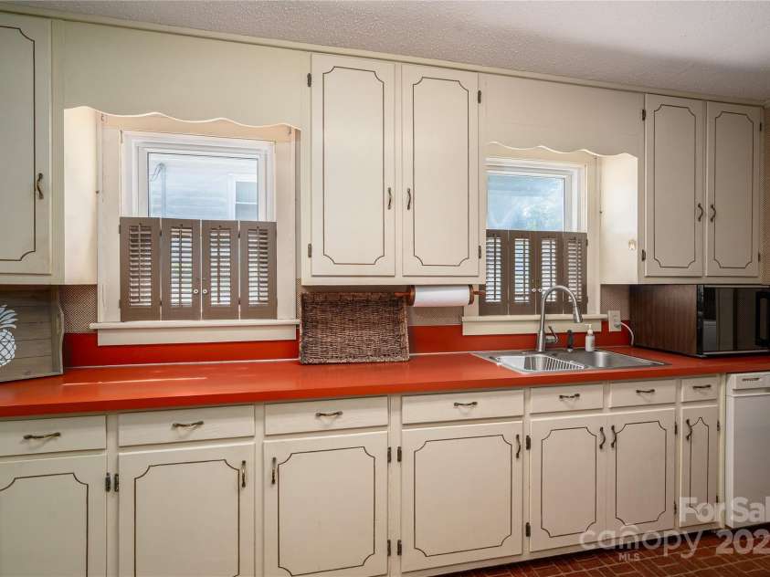 701 State Street, Lincolnton, NC 28092.  MLS# CAR4295048, YatesRealty ID 35344. 