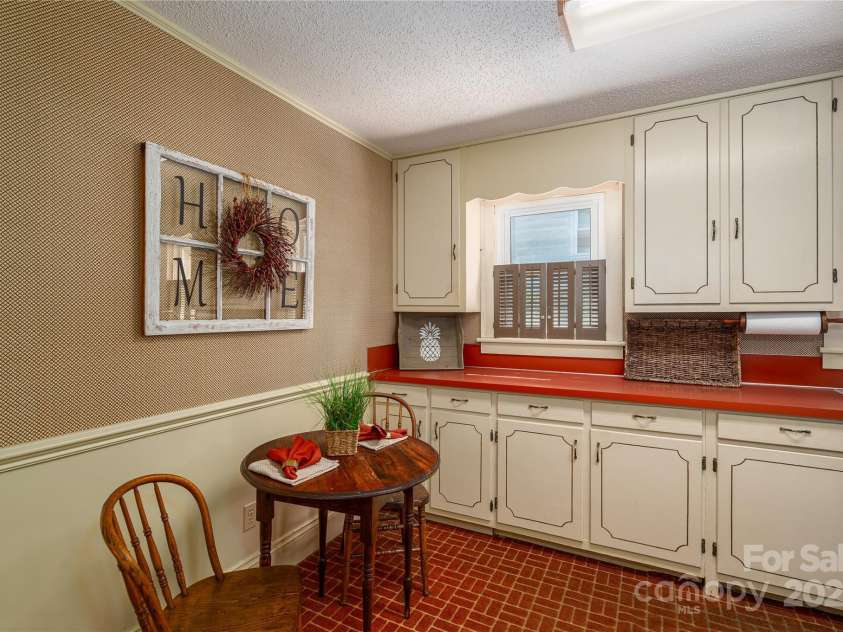 701 State Street, Lincolnton, NC 28092.  MLS# CAR4295048, YatesRealty ID 35344. 