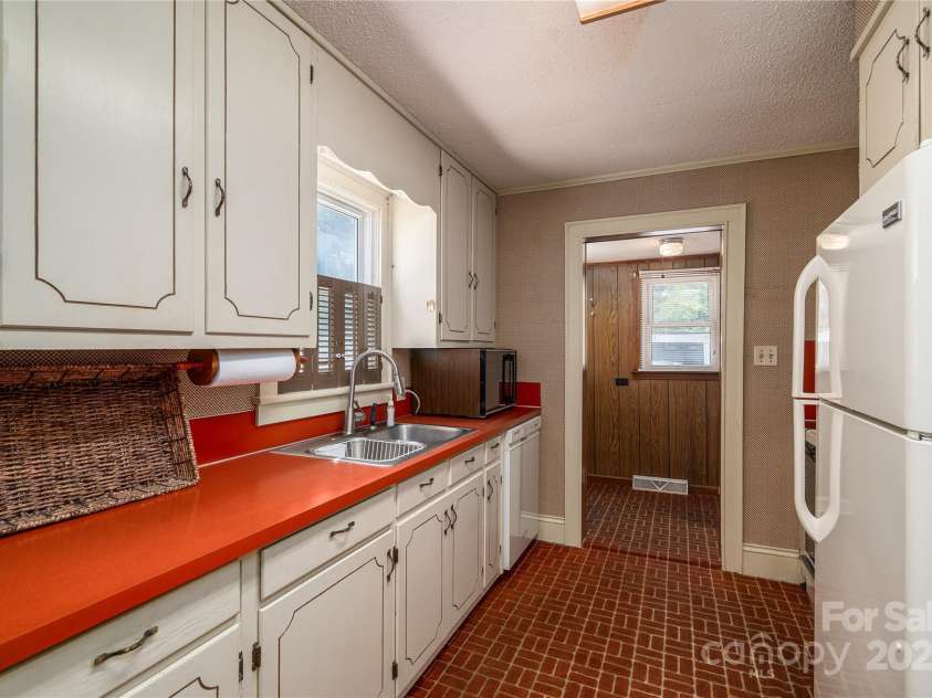 701 State Street, Lincolnton, NC 28092.  MLS# CAR4295048, YatesRealty ID 35344. 