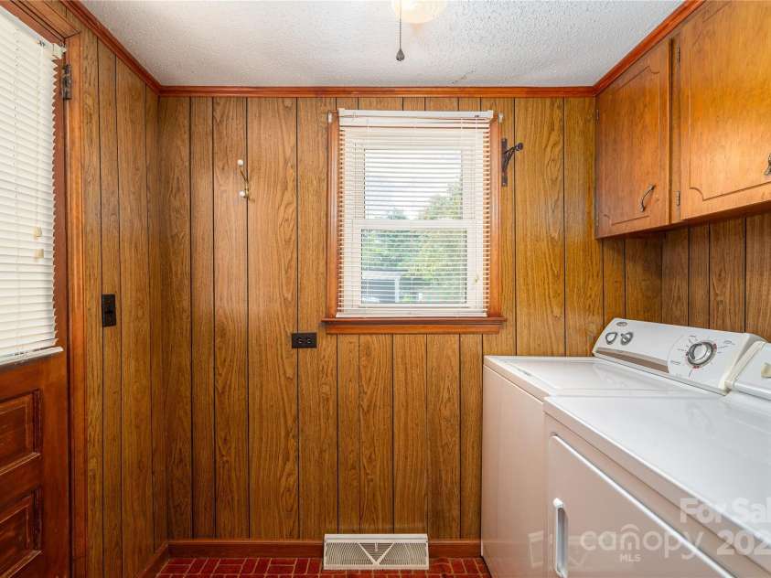 701 State Street, Lincolnton, NC 28092.  MLS# CAR4295048, YatesRealty ID 35344. 