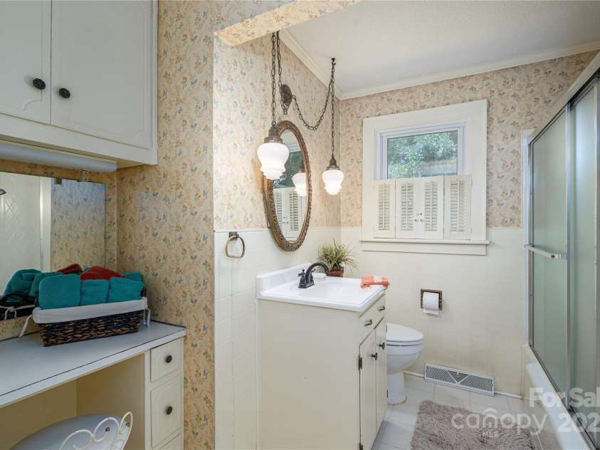 701 State Street, Lincolnton, NC 28092.  MLS# CAR4295048, YatesRealty ID 35344. 