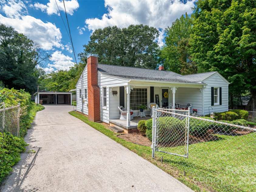 701 State Street, Lincolnton, NC 28092.  MLS# CAR4295048, YatesRealty ID 35344. 